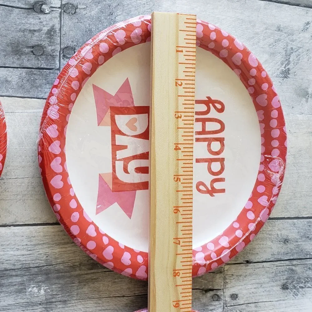 NWT - Happy Heart Day & Heart Paper Plates (set of 4)